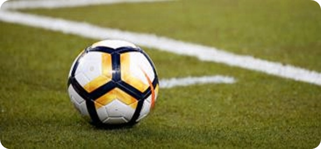 Uma bola de futebol num campo